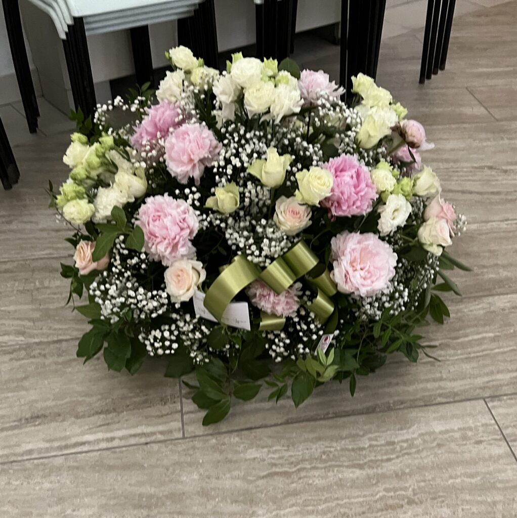 Cuscino funebre bianco e rosa